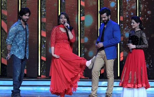 Sonakshi shows her injured foot on Dance India Dance Season 4