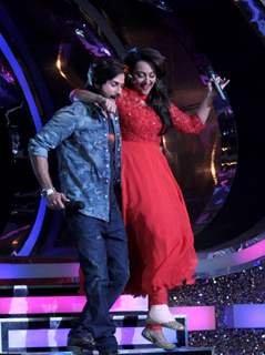 Shahid helps Sonakshi to walk on Dance India Dance