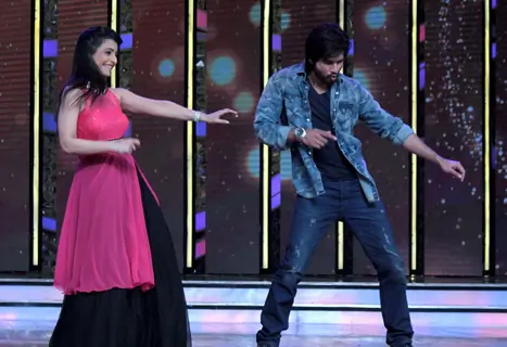 Shahid and Shruti performs on the sets of Dance India Dance