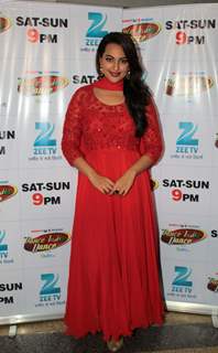 Sonakshi Sinha promotes Rajkumar on Dance India Dance