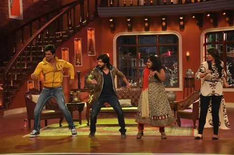 The cast of R....Rajkumar perform with a fan on Comedy Nights with Kapil