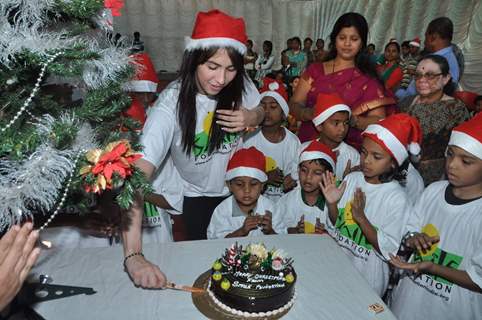 Lauren celebrates Christmas with the children of Smile Foundation