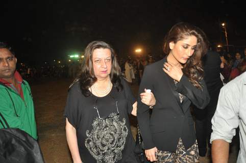 Kareena Kapoor with his mother at the midnight mass for Christmas