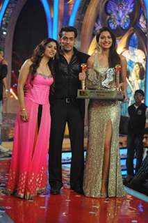 Salman Khan with Tanisha and gauhar at Bigg Boss Saat 7 Grand Finale