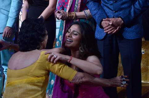 Tanisha greets her mother at Bigg Boss Saat 7 Grand Finale