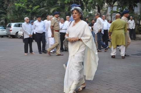 Dolly Thakore was seen at Farooq Shaikh's Condolence Meeting