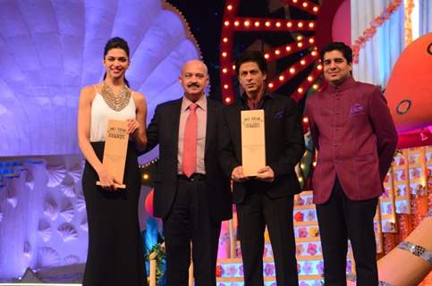 Deepika Padukone and Shahrukh Khan with Rakesh Roshan during Big Star Entertainment Awards