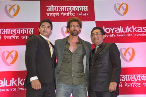 Hrithik inaugurates Joyalukkas jewellery showroom