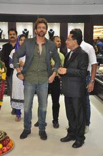 Hrithik inaugurates Joyalukkas jewellery showroom