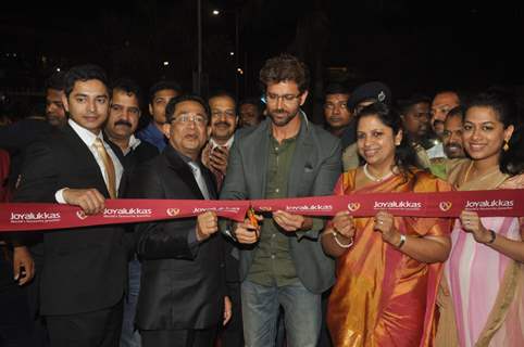 Hrithik inaugurates Joyalukkas jewellery showroom