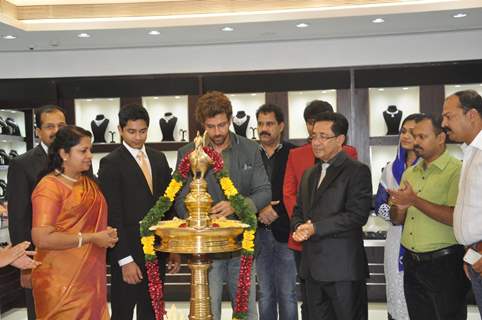 Hrithik lights the inaugural lamp of Joyalukkas jewellery showroom