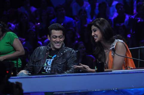 Salman Khan & Shilpa Shety share a joke on Nach Baliye 6