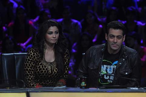 Salman Khan & Daisy Shah promote 'Jai Ho' on Nach Baliye 6