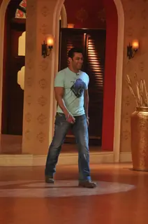 Salman Khan performs Comedy Night With Kapil