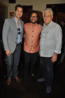 Om Puri and Dino Morea during Prateek Sharma's art show