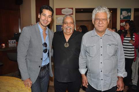 Om Puri and Dino Morea during Prateek Sharma's art show