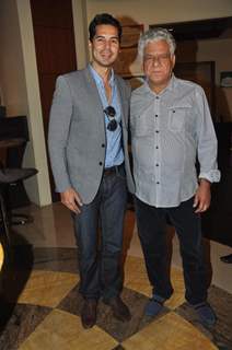 Om Puri and Dino Morea during Prateek Sharma's art show