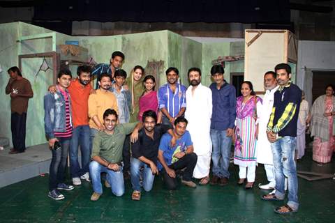 The entire team of the play 'Sakaram Binder'