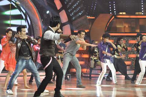 Salman Khan promotes Jai Ho on Dance India Dance