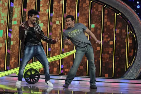 Salman Khan performs on Dance India Dance