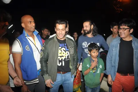 Salman Khan watches SHOLAY 3D with the JAI HO team