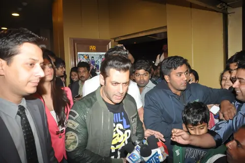 Salman Khan watches SHOLAY 3D with the JAI HO team