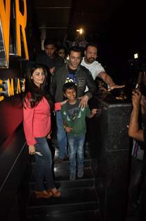 Salman Khan watches SHOLAY 3D with the JAI HO team