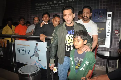 Salman Khan watches SHOLAY 3D with the JAI HO team