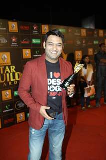 Kapil Sharma holds up his award at the 9th Star Guild Awards