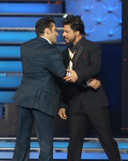 Shahrukh Khan and Salman Khan greet each other at the 9th Star Guild Awards