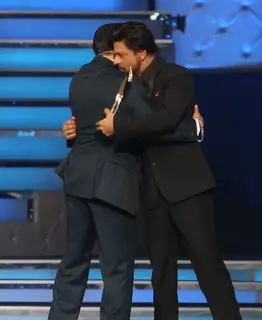 Shahrukh Khan and Salman Khan greet each other at the 9th Star Guild Awards