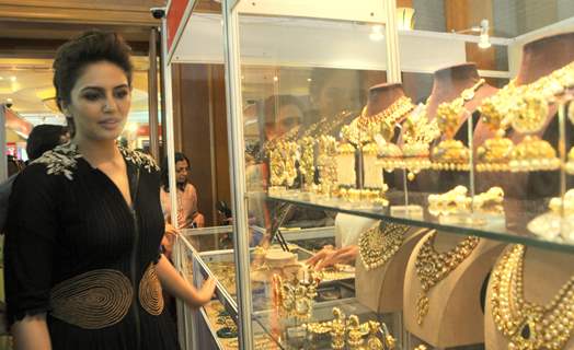 Huma Qureshi checks out the collection at Shagun 2014