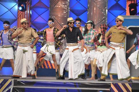 Shahrukh Khan does the Lungi dance at Umang 2014