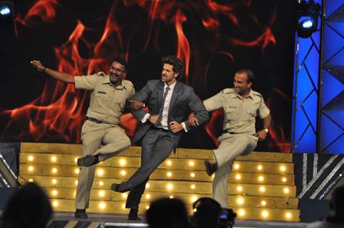 Hrithik Roshan performs with officers from India Police at Umang 2014