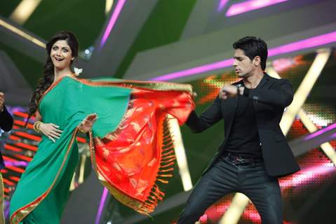 Shilpa Shetty and Sidharth Malhotra perform On Nach Baliye 6