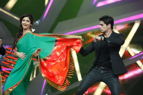 Shilpa Shetty and Sidharth Malhotra perform On Nach Baliye 6