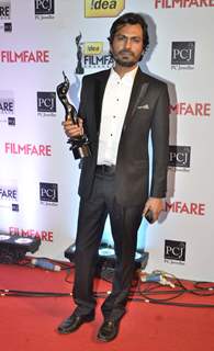 Nawazuddin Siddiqui holds up his black lady at the 59th Idea Filmfare Awards 2013