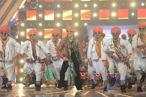 Ranveer Singh performs at the 59th Idea Filmfare Awards 2013