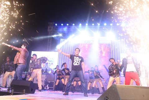 Salman Khan performs at the Worli Festival 2014