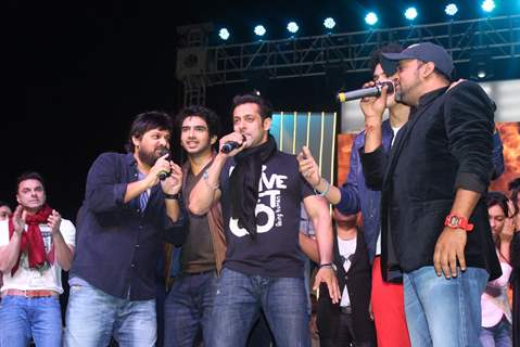 Salman Khan and Sajid-Wajid perform at the Worli Festival 2014