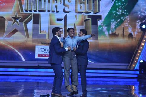 Arjun and Ranveer joke around with a contestant