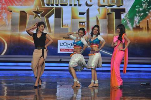 Priyanka and Mallaika perform on India's Got Talent Season 5