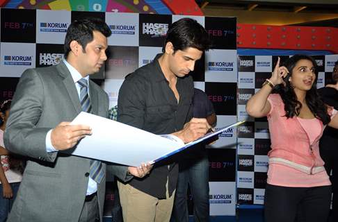 Sidharth Malhotra and Parineeti Chopra at the Promotions of Hasee Toh Phasee