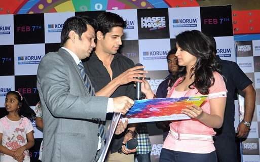 Sidharth Malhotra and Parineeti Chopra sign the autograph book at the Promotions of Hasee Toh Phasee