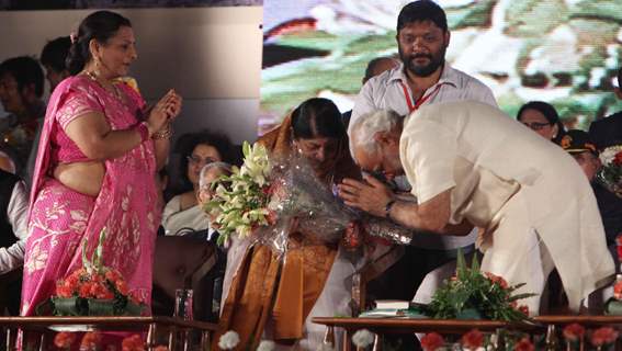 Narendra Modi felicitates singer Lata Mangeshkar on completion of 51 years since the singing of song &quot;Ae Mere Vatan Ke Logo&quot;