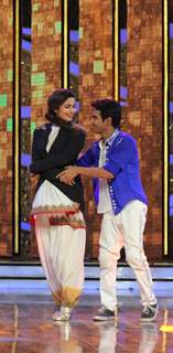 Alia Bhatt Performs with a contestant on DID Season 4