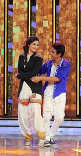 Alia Bhatt Performs with a contestant on DID Season 4