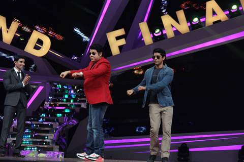 Sajid Khan and Farhan Akhtar perform on Grand finale of Nach Baliye 6