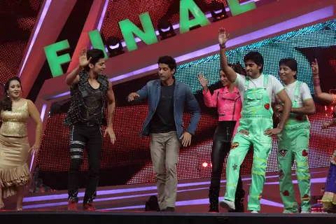 Farhan performs with the contestants on Grand finale of Nach Baliye 6