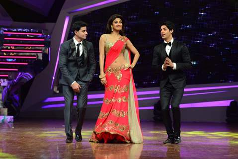 Gautam Rode, Shilpa Shetty and Karan Wahi in a gig at Nach Baliye Season 6 Grand Finale